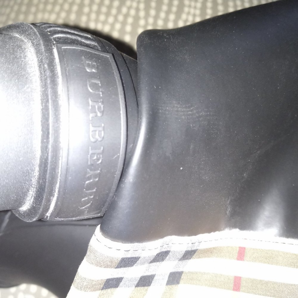 Authentic womens Burberry boots - Picture 3 of 4